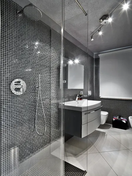 Banheiro moderno com cabine de duche de vidro — Fotografia de Stock