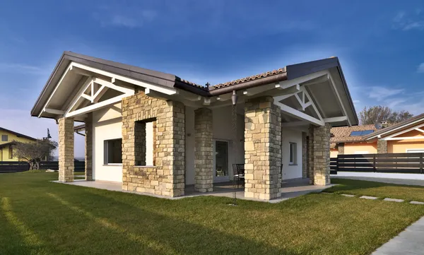 Moderne Villa mit Steinmauern und Oliven im Garten — Stockfoto