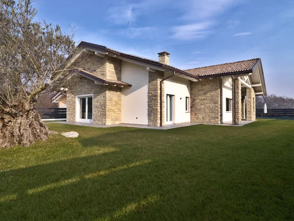 Villa moderne avec murs en pierre et olivier dans le jardin — Photo