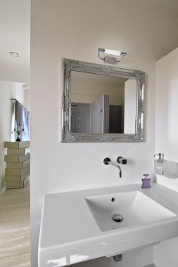 Çelik musluk ve modern bir banyo lavabo