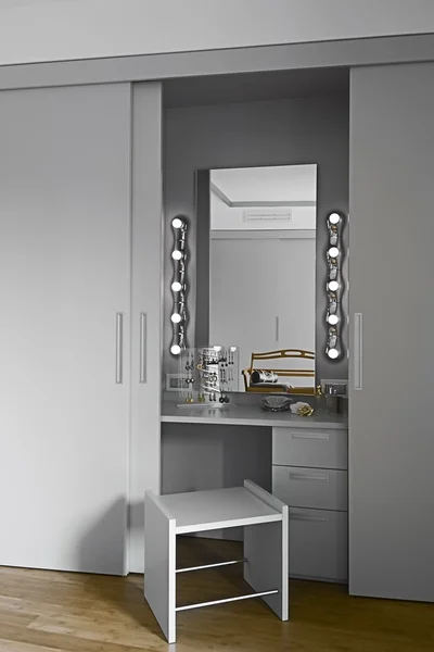 Cabine moderna para a maquiagem escondida no armário — Fotografia de Stock