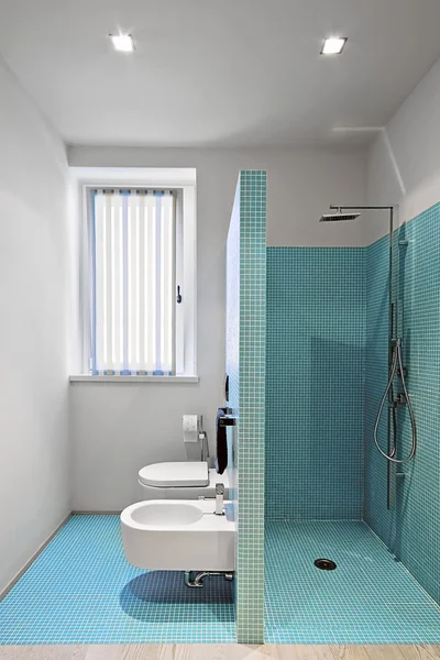 Doccia in muratura in un bagno moderno — Foto Stock
