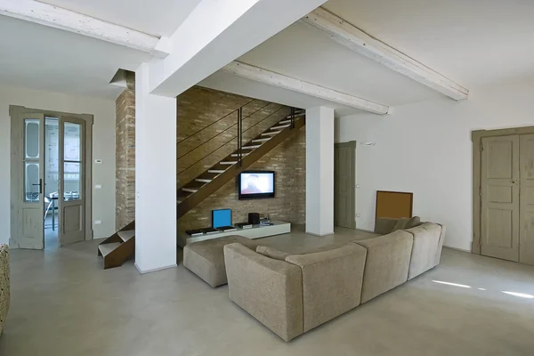 Сучасна вітальня зі сходами і бетонною підлогою — стокове фото