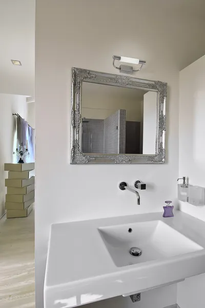 Rubinetto e lavabo in acciaio in un bagno moderno — Foto Stock
