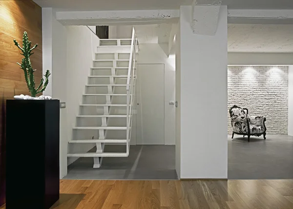 Современная гостиная с лестницей — стоковое фото