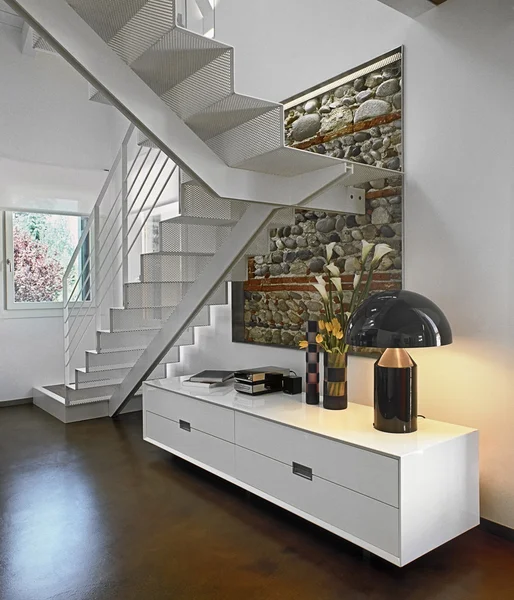 Bílá skříňka u železné schodiště v moderní bydlení — Stock fotografie