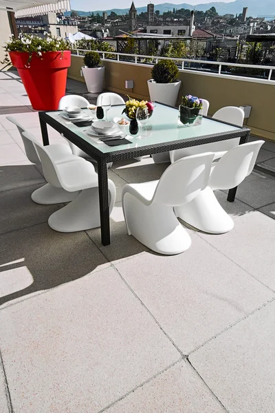 Matbord på moderna terrassen — Stockfoto