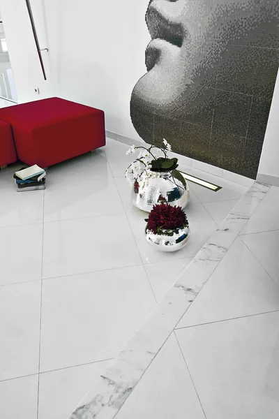 Detalj av marmor golv i en modern entré med vas med blommor — Stockfoto