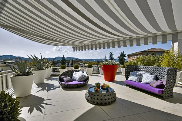 Aménagement luxueux moderne pour une terrasse — Photo