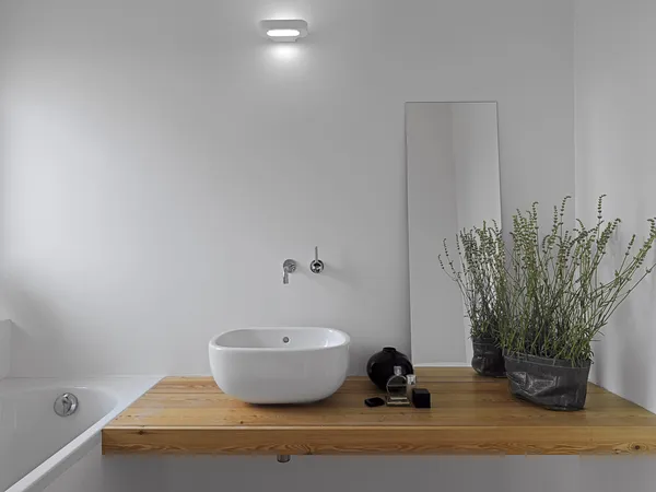 Banheiro moderno com bancada de lavatório de cerâmica branca — Fotografia de Stock