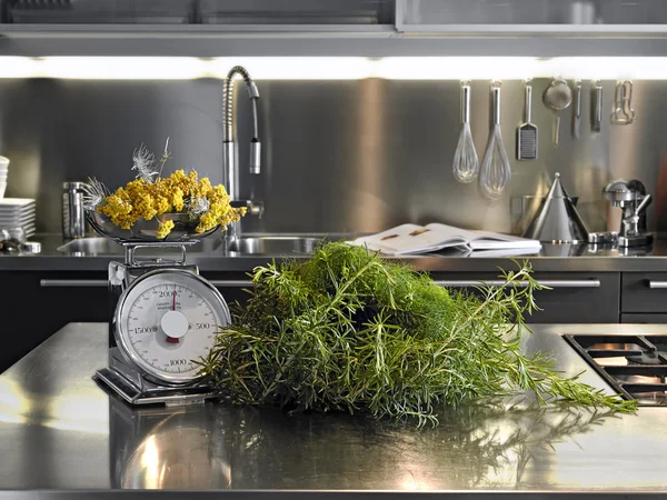 Kryddor på stål bänkskivan i ett modernt kök — Stockfoto