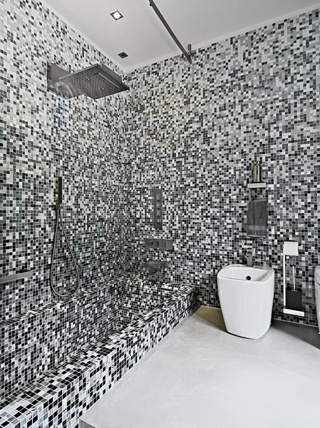 Baño moderno con bañera y sanitarios blancos — Foto de Stock