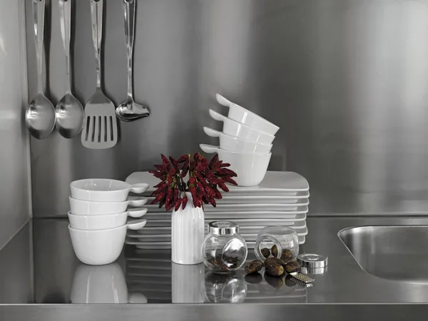 Kupie naczynia ceramiczne i papryki na blat ze stali — Zdjęcie stockowe