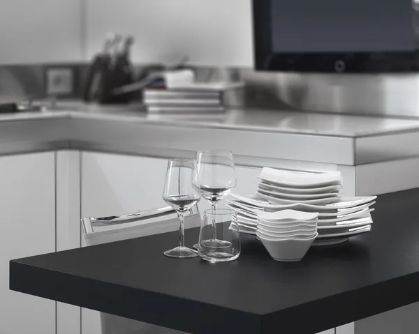 Mucchio di piatti in ceramica bianca sul piano di lavoro in legno — Foto Stock