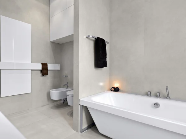 Banheira moderna em um banheiro — Fotografia de Stock
