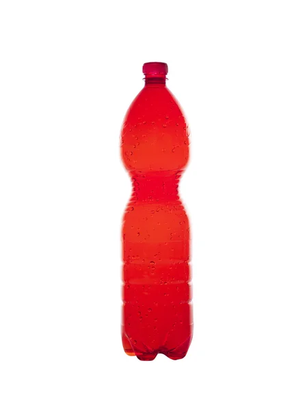 Красная пластиковая бутылка на белом фоне — стоковое фото