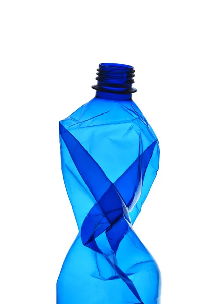 Uma garrafa azul de plástico esmagado — Fotografia de Stock