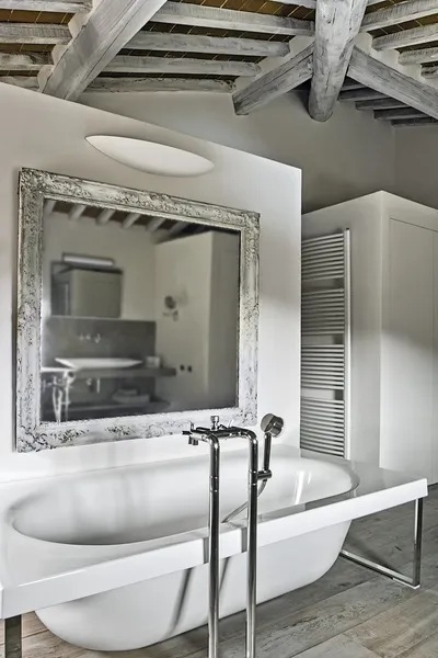 Ванна для современной ванной комнаты на чердаке — стоковое фото