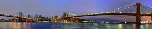 East river på natten i new york — Stockfoto