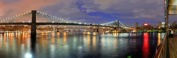 East River à noite em Nova Iorque — Fotografia de Stock