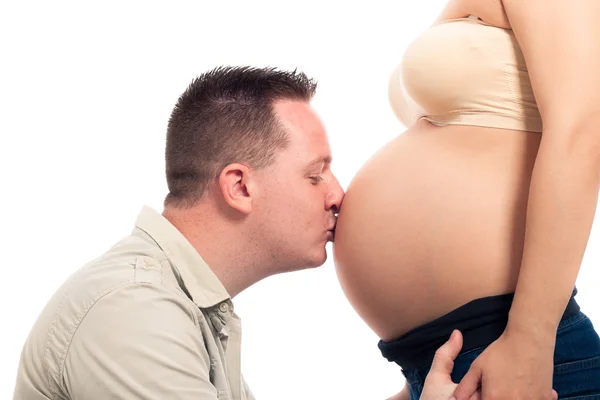 Aspettativa padre baciare donna incinta — Foto Stock
