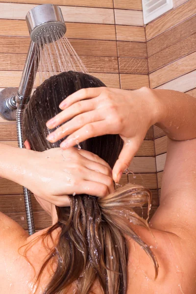 Mulher lavando o cabelo no chuveiro — Fotografia de Stock