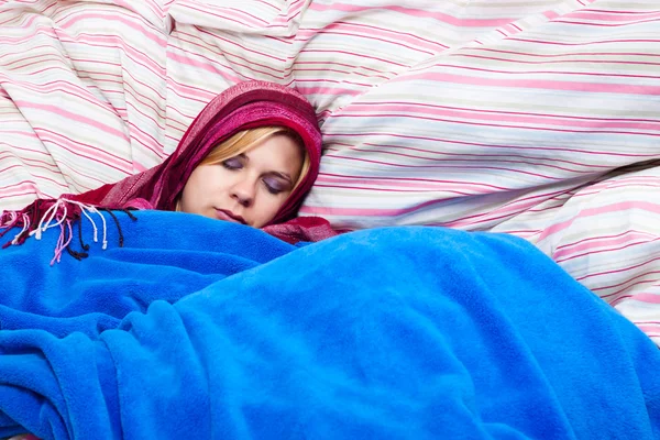 Γυναίκα που κοιμάται τυλιγμένο σε παπλώματα — Φωτογραφία Αρχείου
