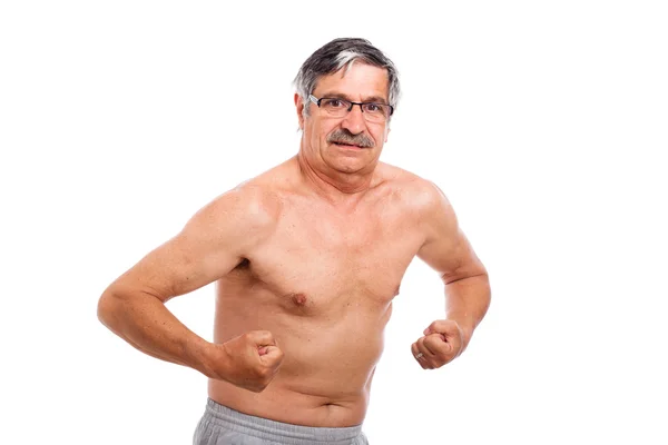 Мужчина старшего возраста показывает мышцы — стоковое фото