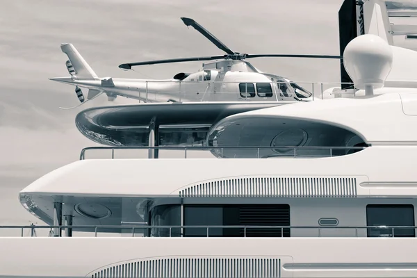 Yacht de luxe avec hélicoptère sur le toit — Photo