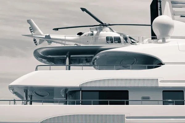 Luxusjacht mit Hubschrauber auf dem Dach lizenzfreie Stockbilder