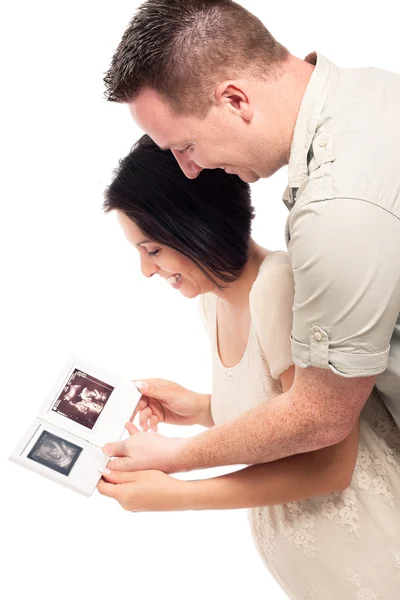 Šťastný pár těhotná s obrázky ultrazvuku — Stock fotografie