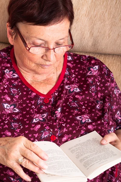 Пожилая женщина читает — стоковое фото