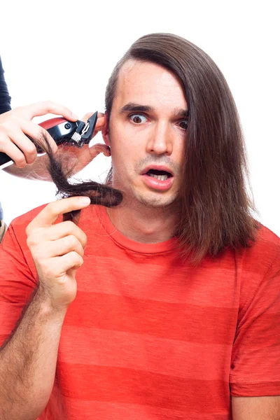 Zszokowany mężczyzna jest ogolony z włosów trymer — Zdjęcie stockowe
