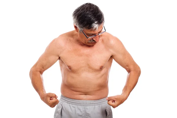 Hombre mayor mirando sus músculos —  Fotos de Stock