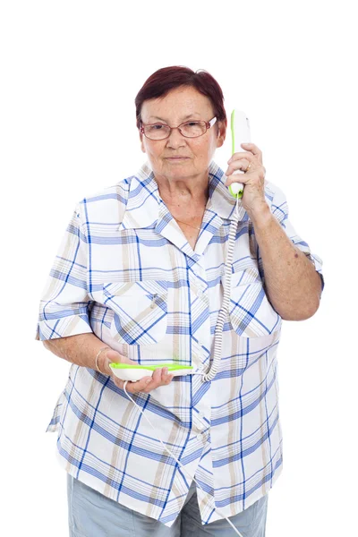 Starsza kobieta przy telefonie. — Zdjęcie stockowe