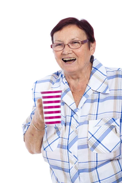 Смеющаяся пожилая женщина с кружкой — стоковое фото