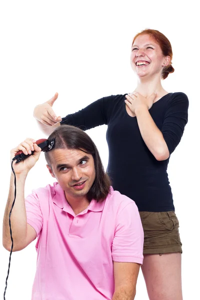 Adam onun saç ve ona gülüyor kadın traş — Stok fotoğraf