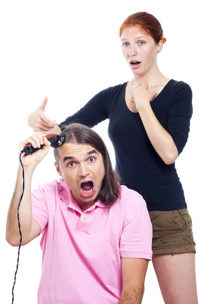 Çılgın adamın kafasına saç makası ile tıraş — Stok fotoğraf