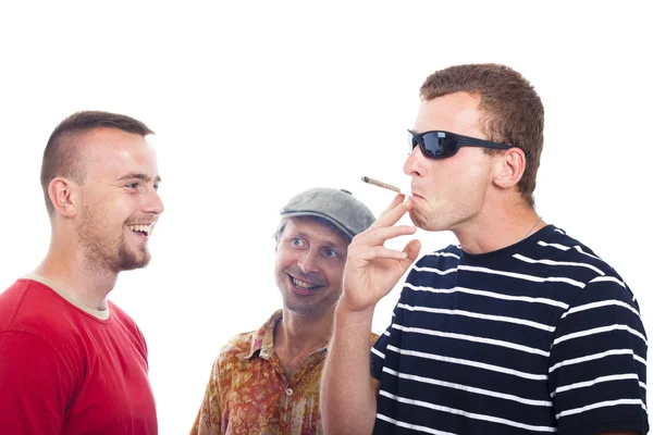 Boldog srácok dohányzás hasis — Stock Fotó