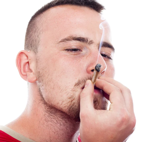 젊은 남자 흡연 대마초 — 스톡 사진