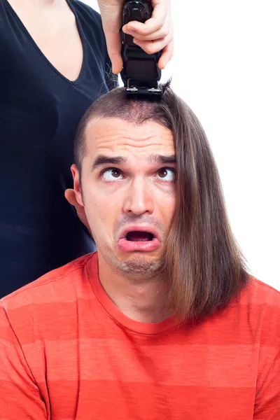 Primo piano di scioccato uomo dai capelli lunghi essere rasato — Foto Stock