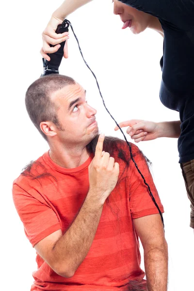 Забавный парикмахер бреет волосы мужчине — стоковое фото