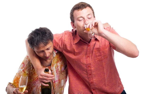 Пьяные мужчины пьют алкоголь — стоковое фото