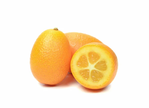 Kumquats op witte achtergrond — Stockfoto