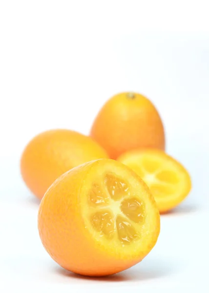 Kumquats på vit bakgrund — Stockfoto