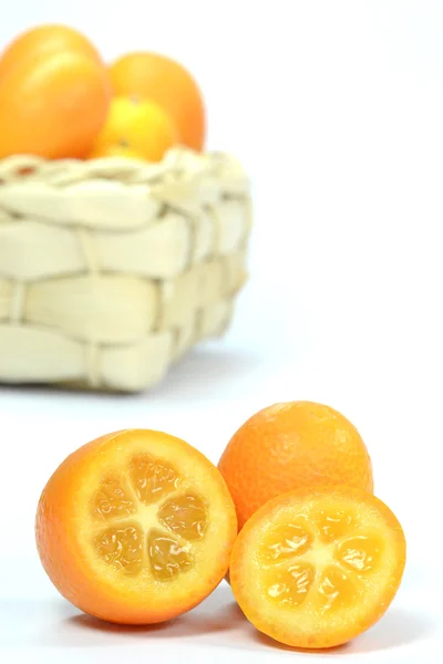 Frutos de kumquat em uma cesta — Fotografia de Stock