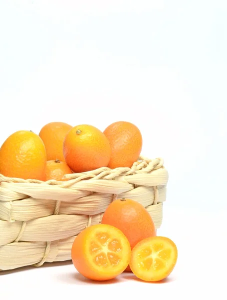 Kumquat ovoce v košíku — Stock fotografie