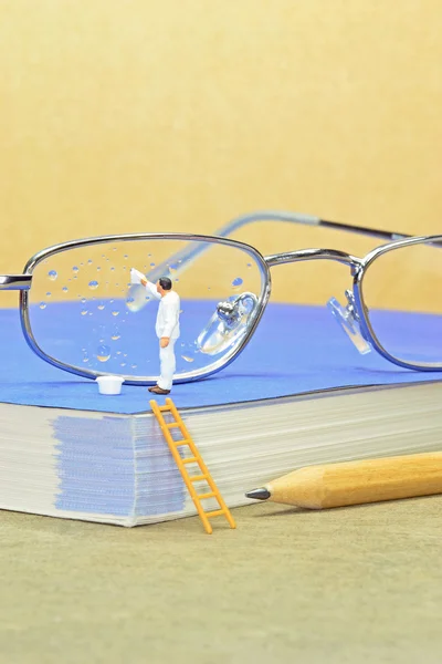 Nettoyage des lunettes de lecture — Photo