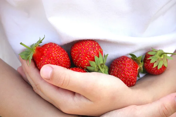 Garçon avec une fraise . — Photo