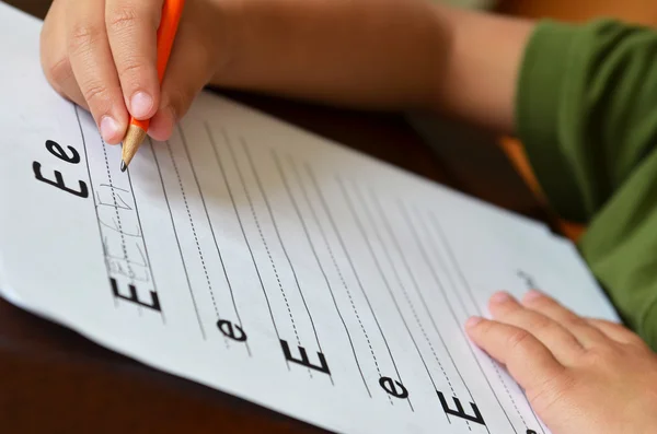 Conceito de educação com a mão da criança aprendendo a escrever — Fotografia de Stock